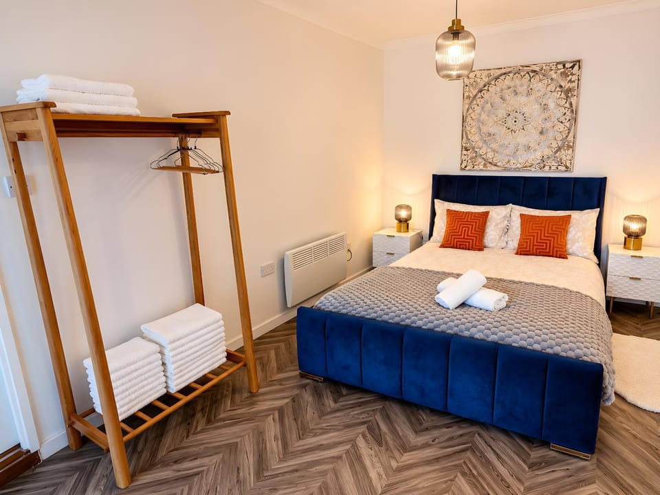 Bed, Photo of the whole room, Bedroom, towels