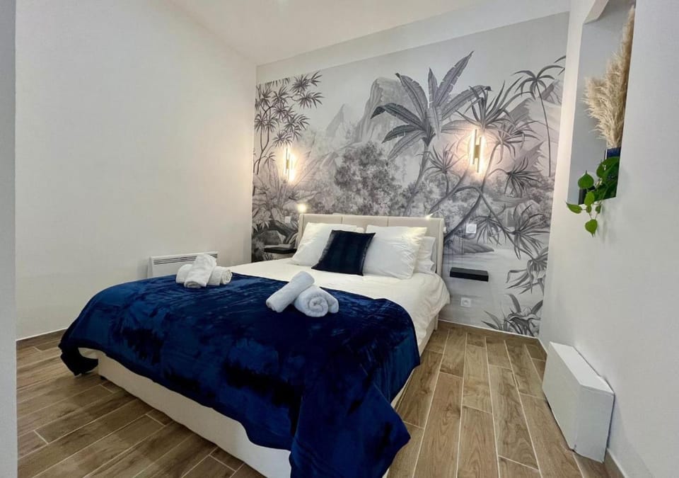 Bed, Night, Photo of the whole room, Decorative detail, Bedroom, heating