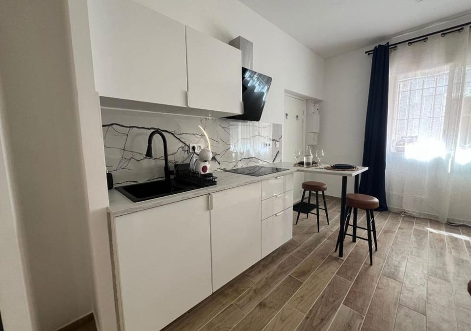 Coffee/tea facilities, microwave, toaster, kitchen