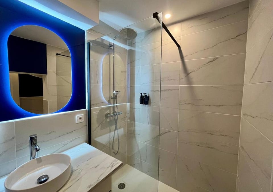 Shower, Bathroom, Decorative detail