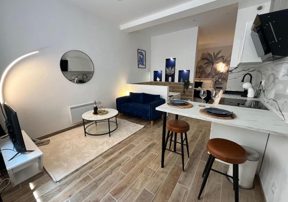 TV and multimedia, Living room, Seating area, furniture, heating, internet, kitchen
