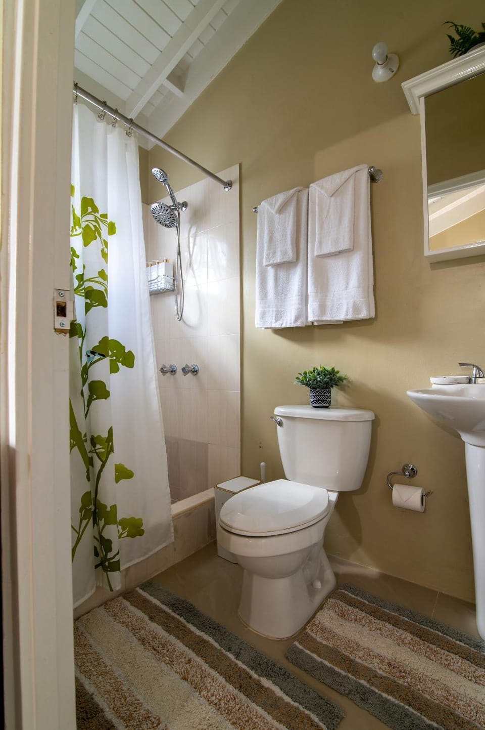 Shower, Toilet, Bathroom, towels