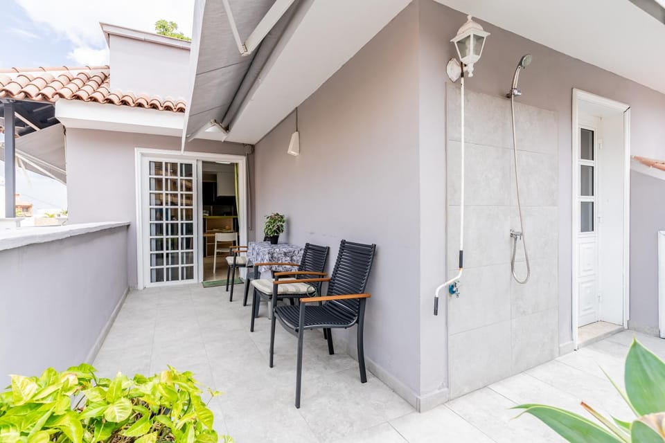 Property building, Day, Balcony/Terrace