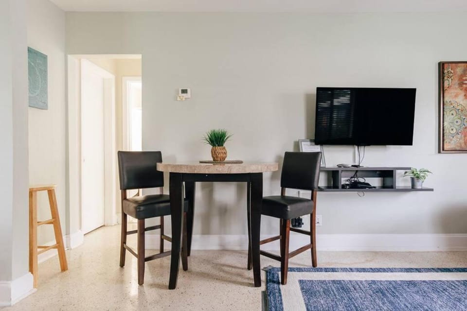 Two blocks from Beach - Walk to the water! Apartment in Pompano Beach