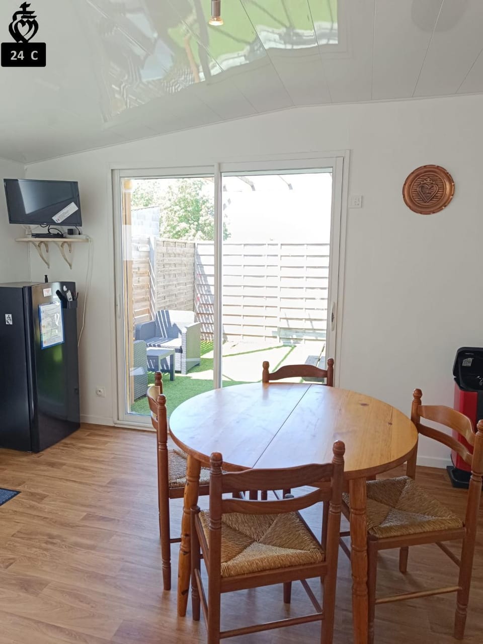 Toilet, Property building, TV and multimedia, stove, stove, kitchen, kitchen