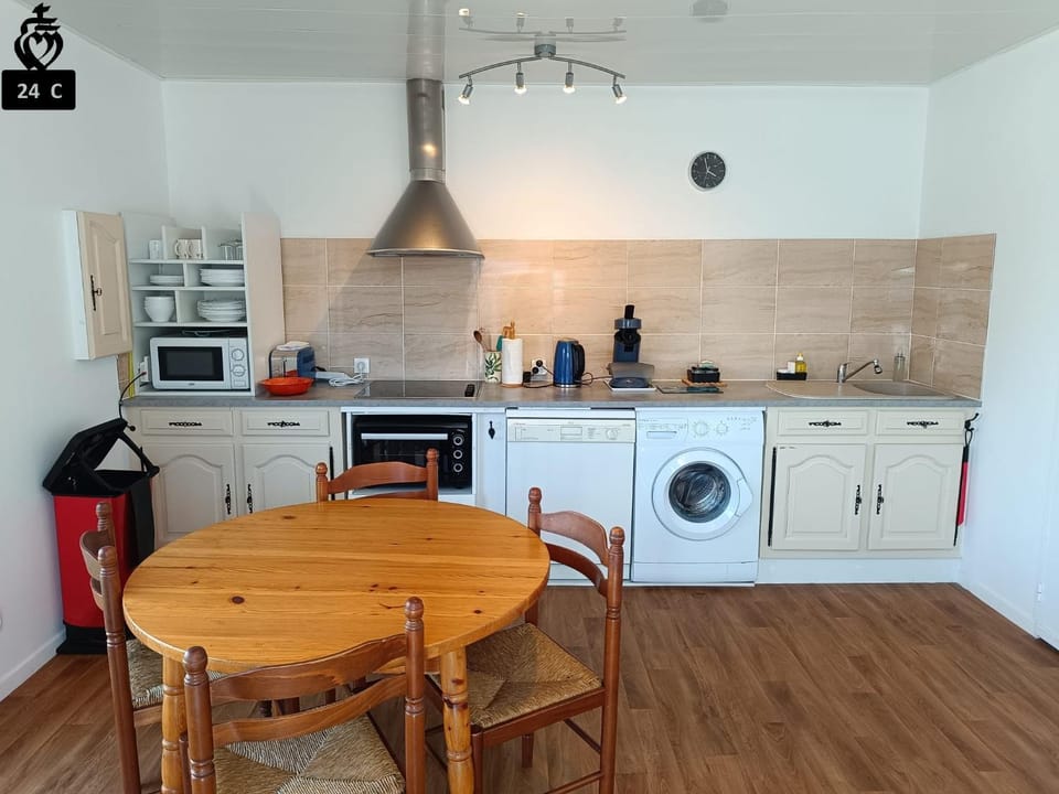 Toilet, Property building, Bathroom, Coffee/tea facilities, Kitchen or kitchenette, dishwasher, microwave, oven, stove, stove, toaster, toaster, washing machine, kitchen, kitchen