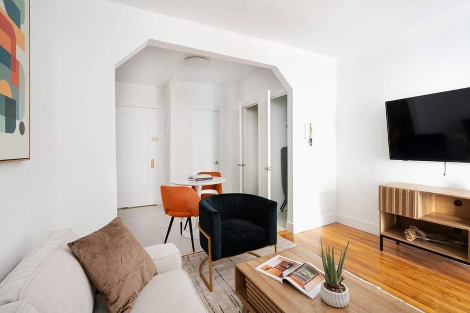 444-3A Newly renovated 1BR - Elevator Building Apartment in Midtown