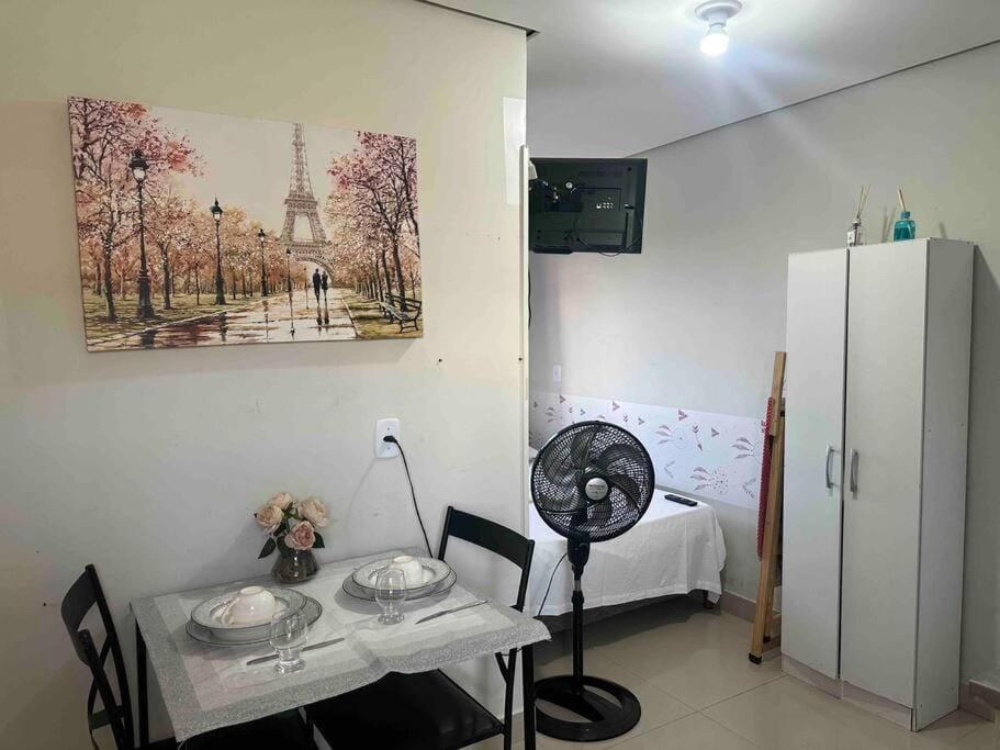 Kitnet 306 centro, com linda vista janela, tv smart Apartment in Montes Claros