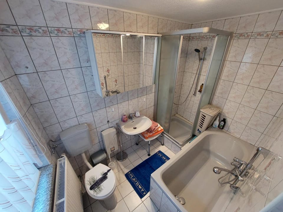 Doppelzimmer 2 mit Aufbettung Erdgeschoß Vacation rental in Thuringia, Germany
