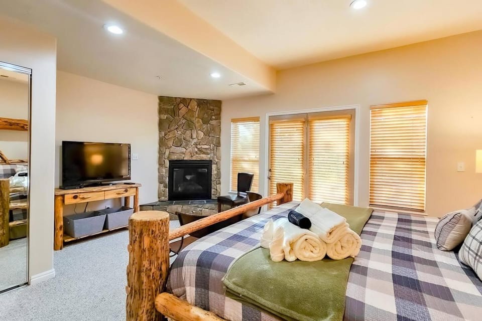 Bed, TV and multimedia, Bedroom, fireplace