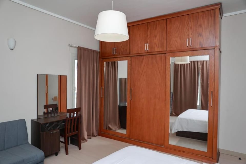 Bed, Living room, Photo of the whole room, Seating area, Bedroom, hair dresser, wardrobe