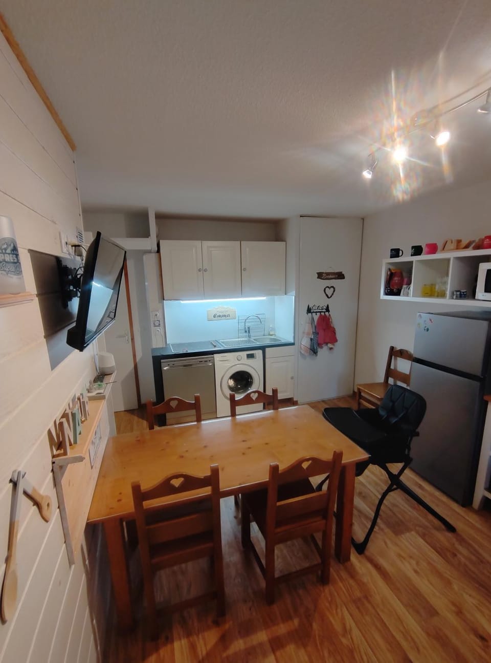 TV and multimedia, Kitchen or kitchenette, Seating area, Dining area, stove