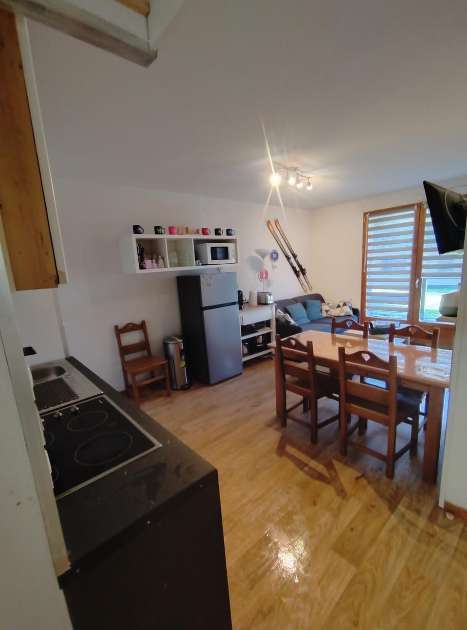 Kitchen or kitchenette, Living room, Seating area, Dining area