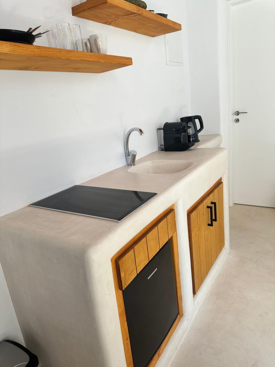 Kitchen or kitchenette, minibar