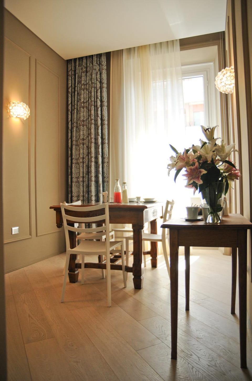 Seating area, Breakfast
