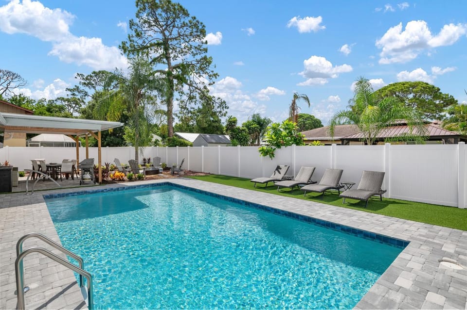 Serenity by the Sea! Cozy pool home with putting green & fire pit! House in Bradenton
