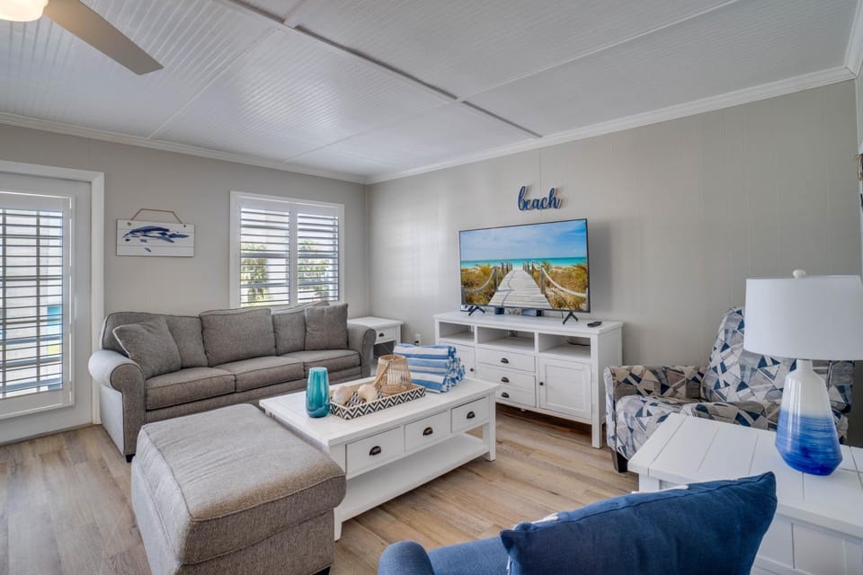 AMI Condo With Pool, Walk to Beach, Bars, Restaurants and Fishing! House in Bradenton Beach