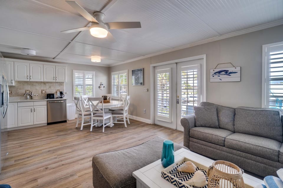 AMI Condo With Pool, Walk to Beach, Bars, Restaurants and Fishing! House in Bradenton Beach
