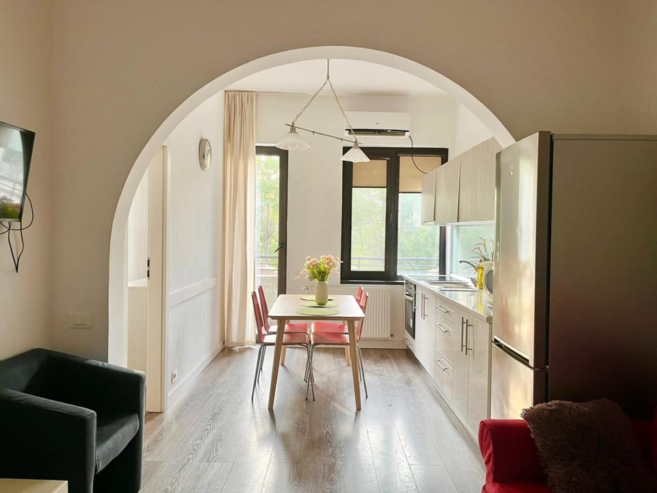 TV and multimedia, Kitchen or kitchenette, Living room, Seating area, Dining area