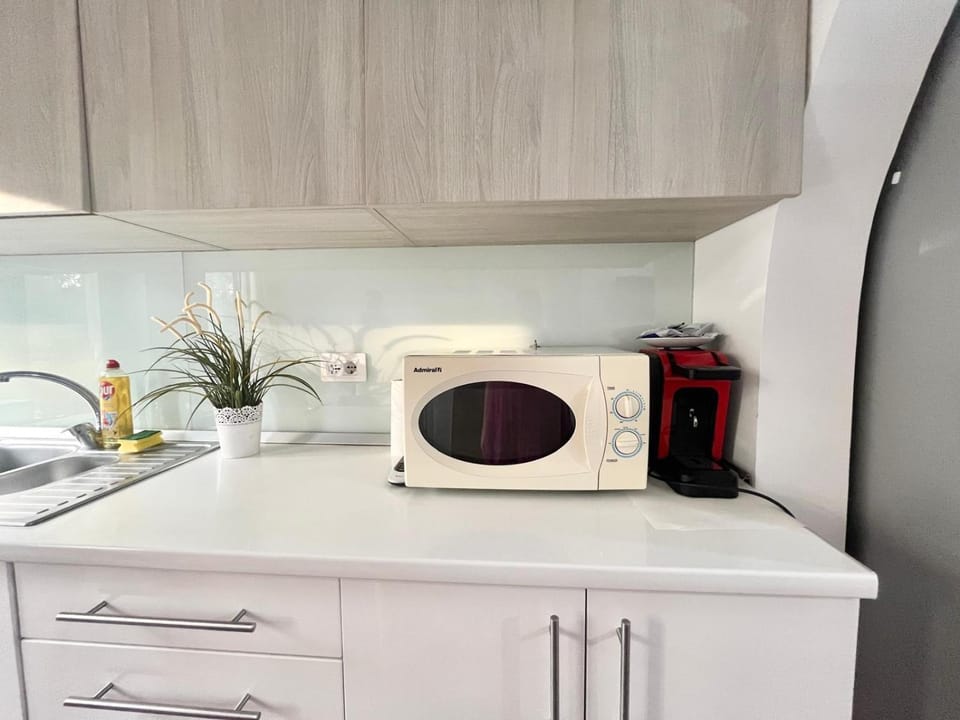 Coffee/tea facilities, microwave