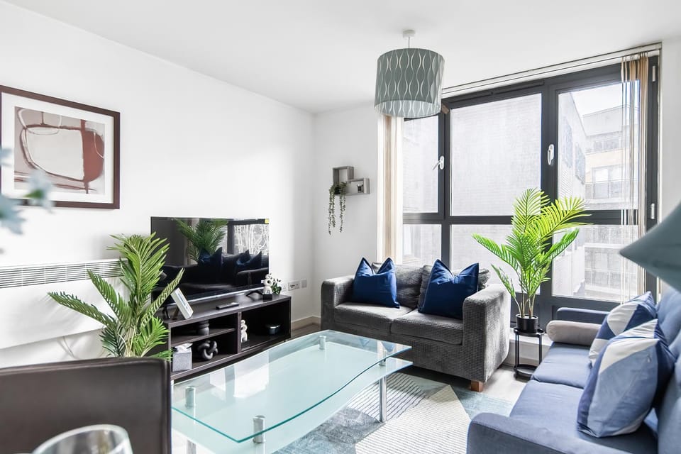 TV and multimedia, Living room, Seating area, Evening entertainment
