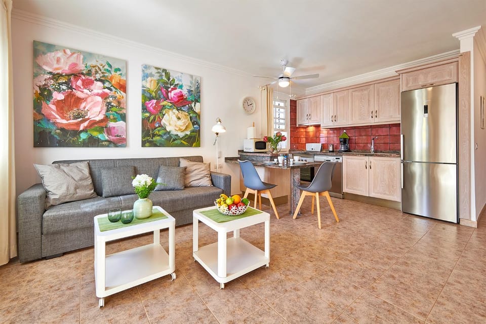 Kitchen or kitchenette, Living room, Seating area, Dining area, oven, stove
