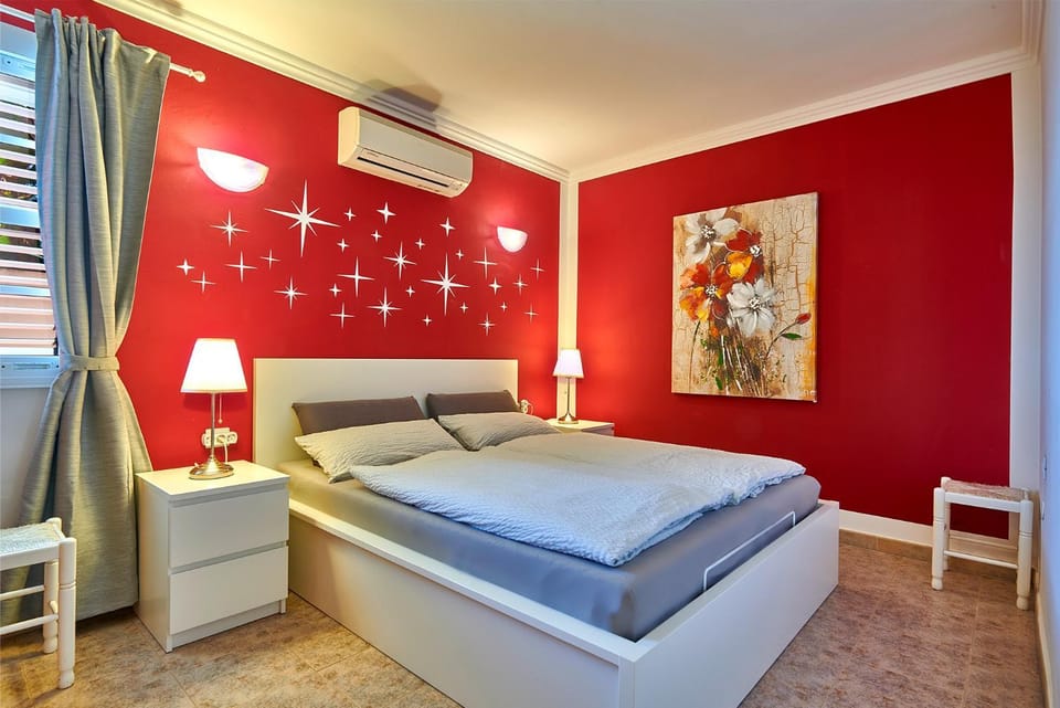 Bed, Photo of the whole room, Bedroom, air conditioner