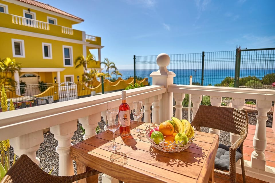 Patio, Day, View (from property/room), Balcony/Terrace, Food and drinks, Dining area, Food, Sea view, Drinks
