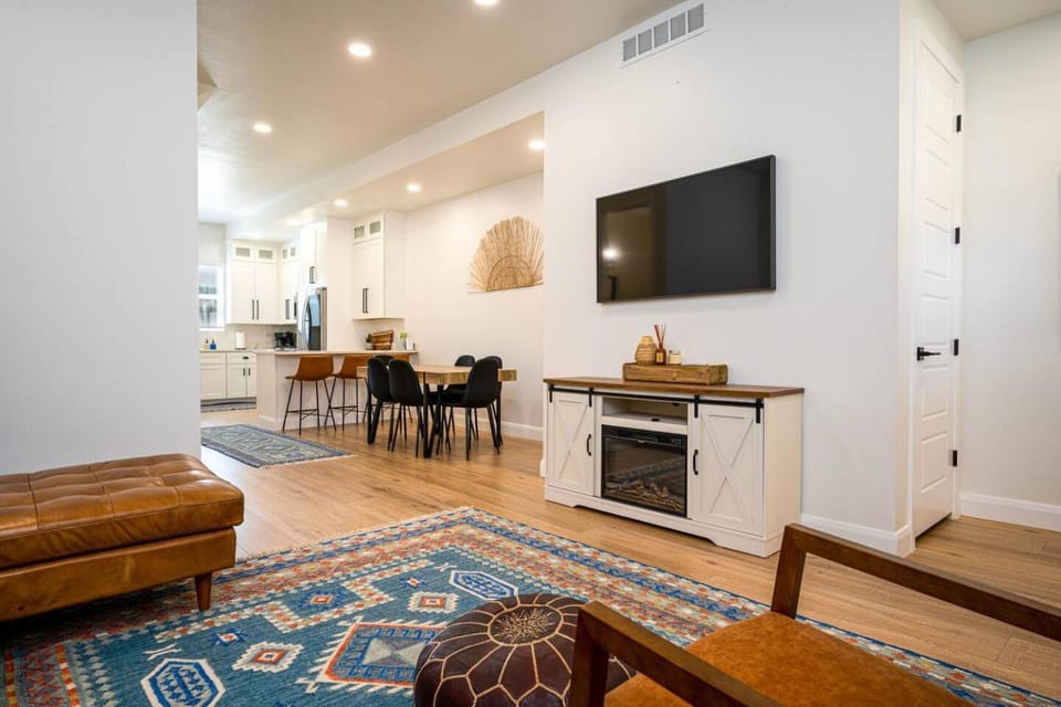 TV and multimedia, Living room, Dining area