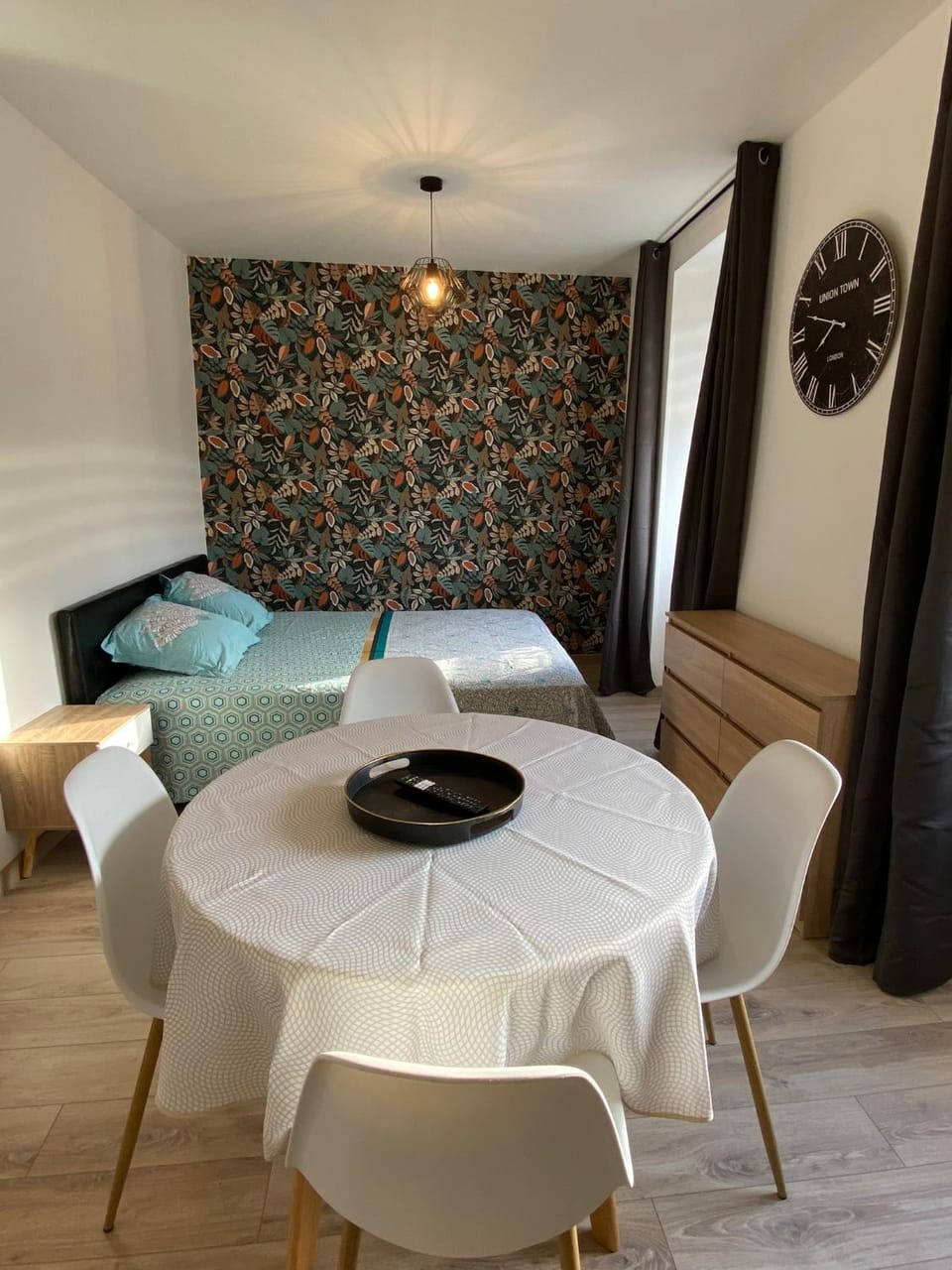 Bed, Dining area