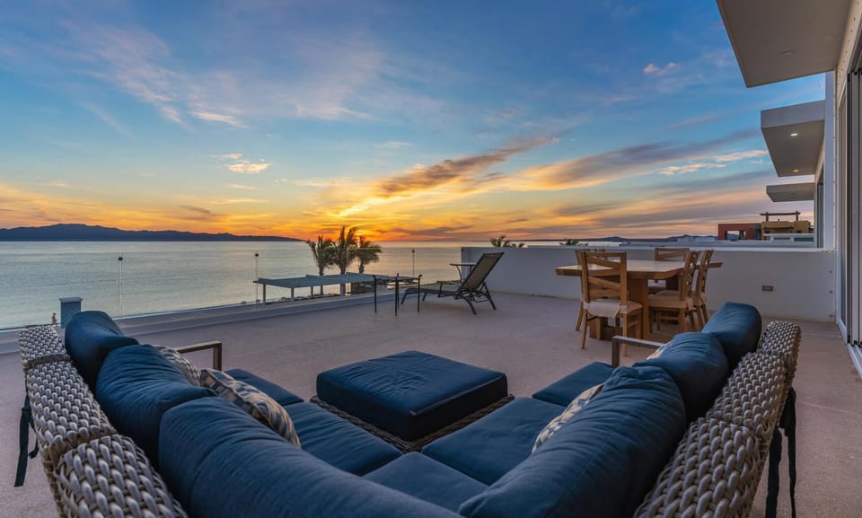 Patio, Natural landscape, View (from property/room), Balcony/Terrace, Living room, Seating area, Dining area, Beach, Lake view, River view, Sea view, Sunrise, Sunset