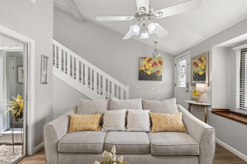 Stay at Cypress Cottage House in Goose Creek