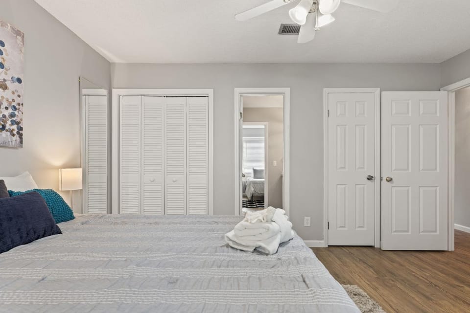 Bed, Photo of the whole room, Bedroom, towels