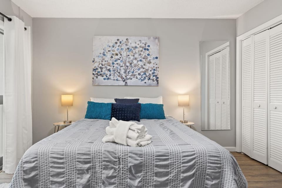 Bed, Photo of the whole room, Bedroom, towels
