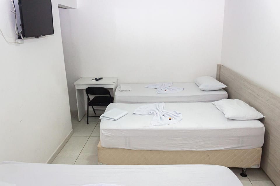 Bed, TV and multimedia, Photo of the whole room, Bedroom, towels