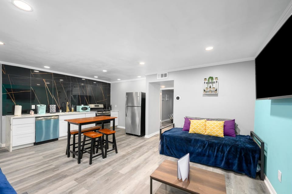 Lovely Montrose 3BR Apt with Fast Wi-Fi & Free Park Apartment in Houston