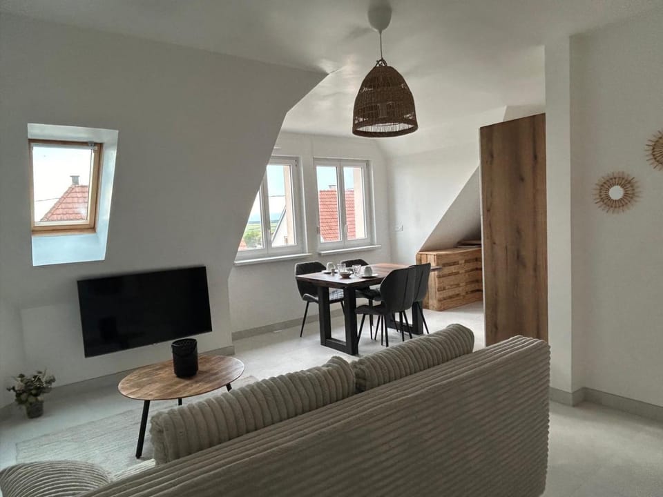 TV and multimedia, Living room, Seating area, Dining area