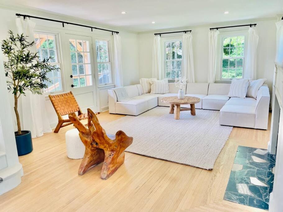 Living room, Seating area