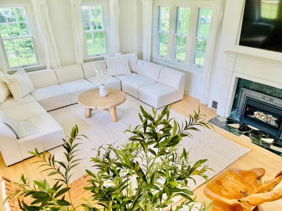 TV and multimedia, Living room, Seating area, Family