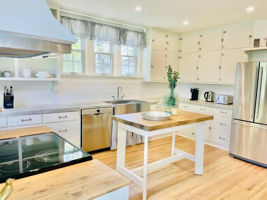 Coffee/tea facilities, Kitchen or kitchenette, dishwasher, oven, stove, toaster, kitchen