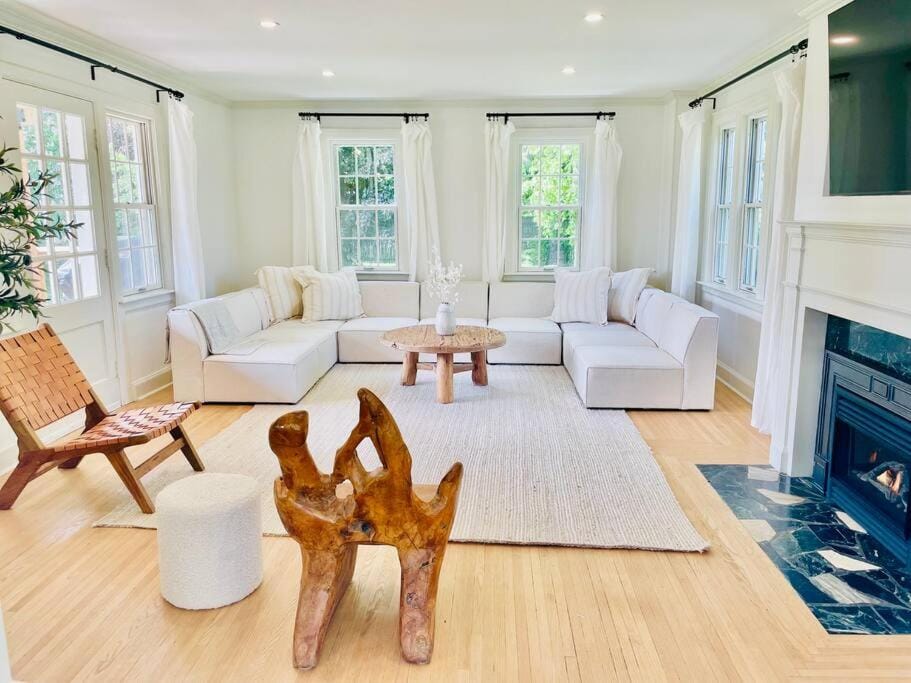 TV and multimedia, Living room, Seating area, Family, fireplace