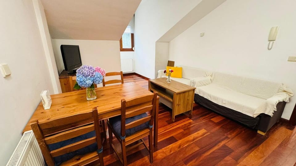 TV and multimedia, Seating area, Dining area