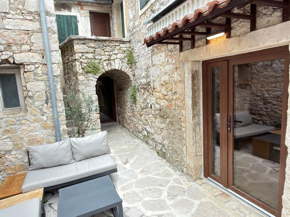 Patio, Day, Balcony/Terrace, Seating area
