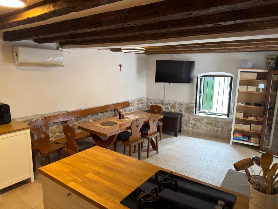 TV and multimedia, Kitchen or kitchenette, Seating area, Dining area, oven, air conditioner
