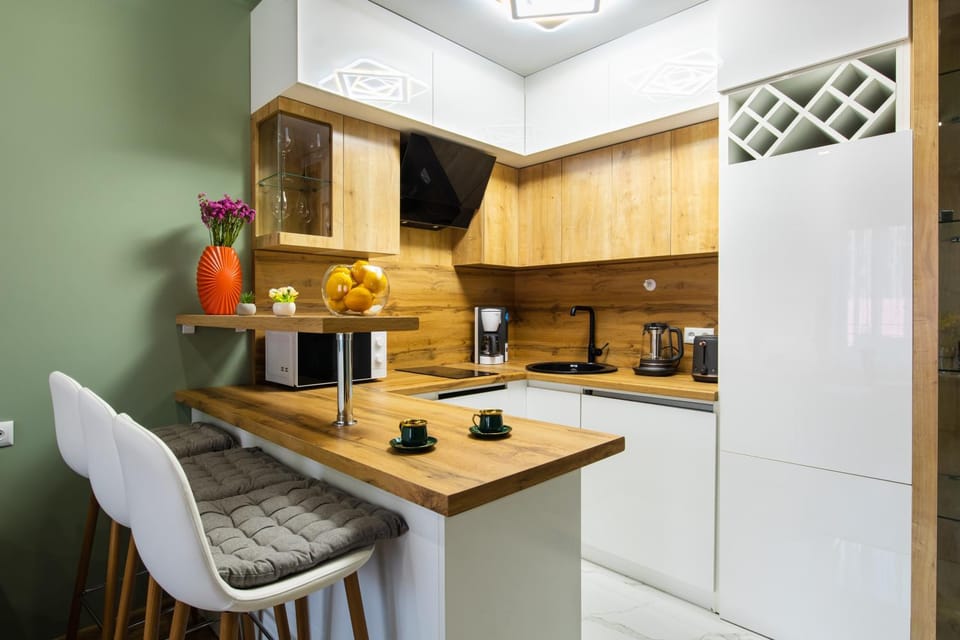 Kitchen or kitchenette, minibar