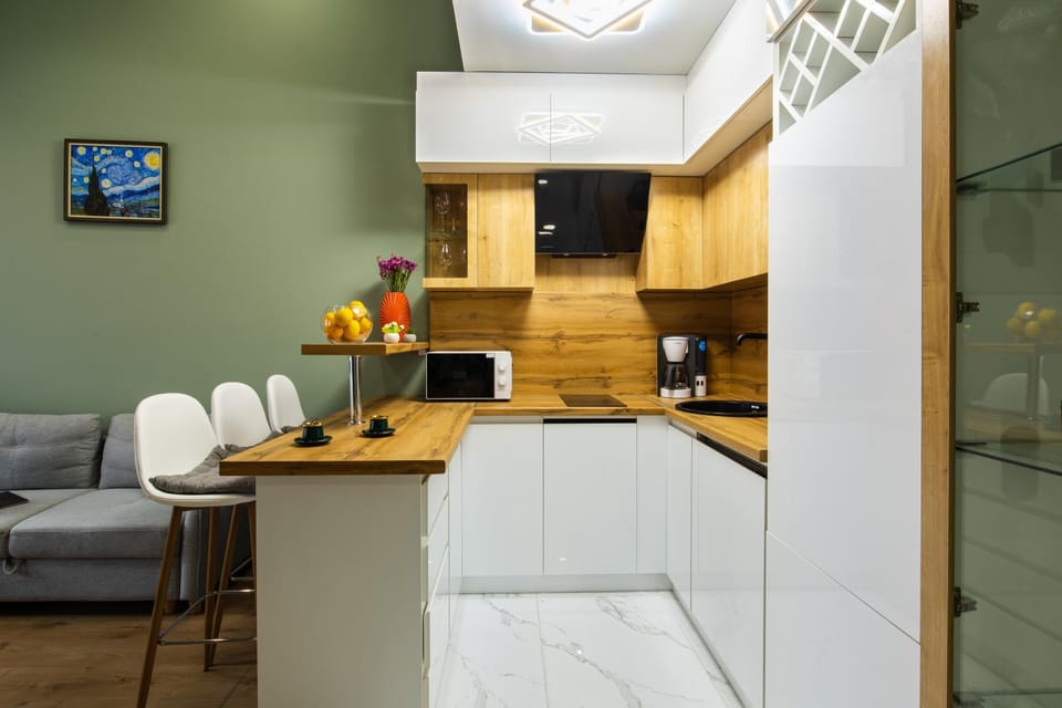 Kitchen or kitchenette, minibar