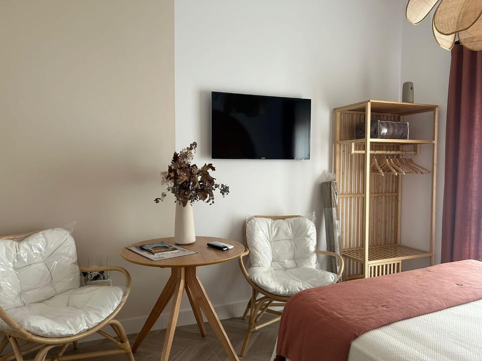TV and multimedia, Living room, Photo of the whole room, Seating area, Bedroom, wardrobe