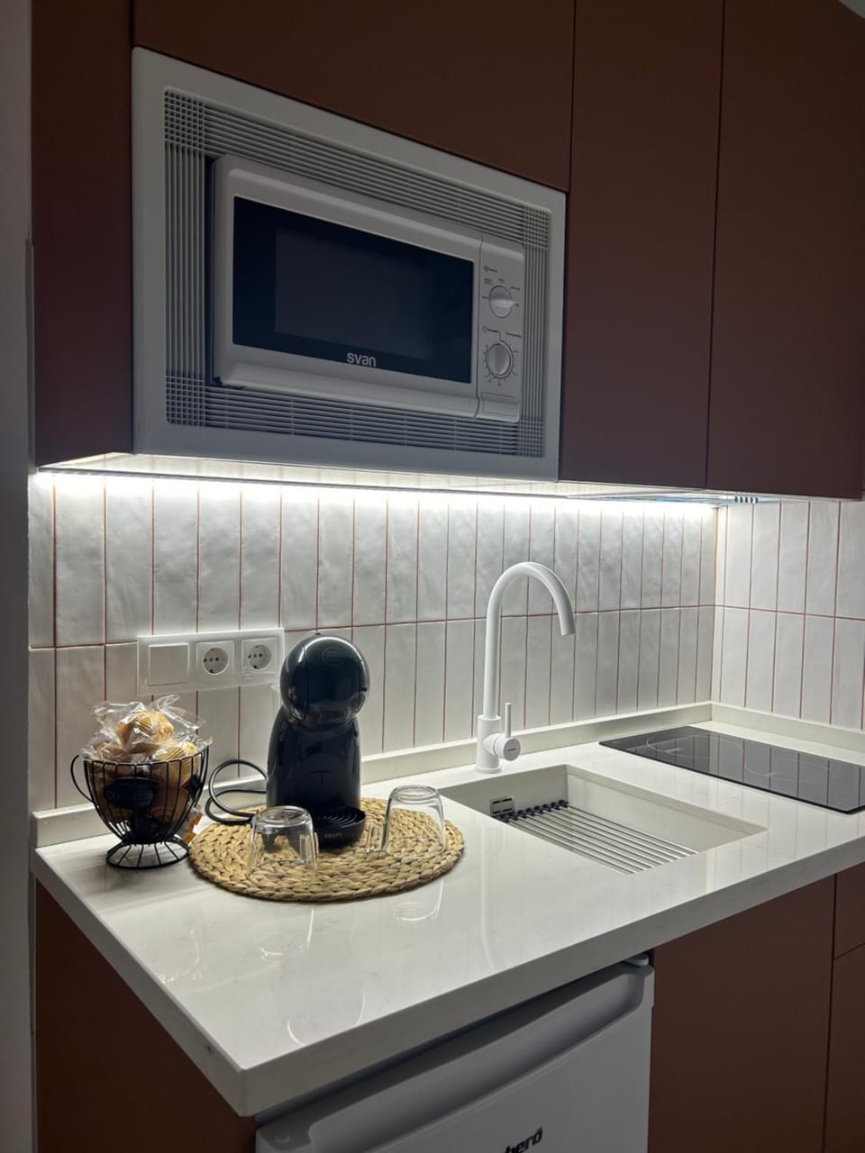 Coffee/tea facilities, Kitchen or kitchenette, microwave, stove