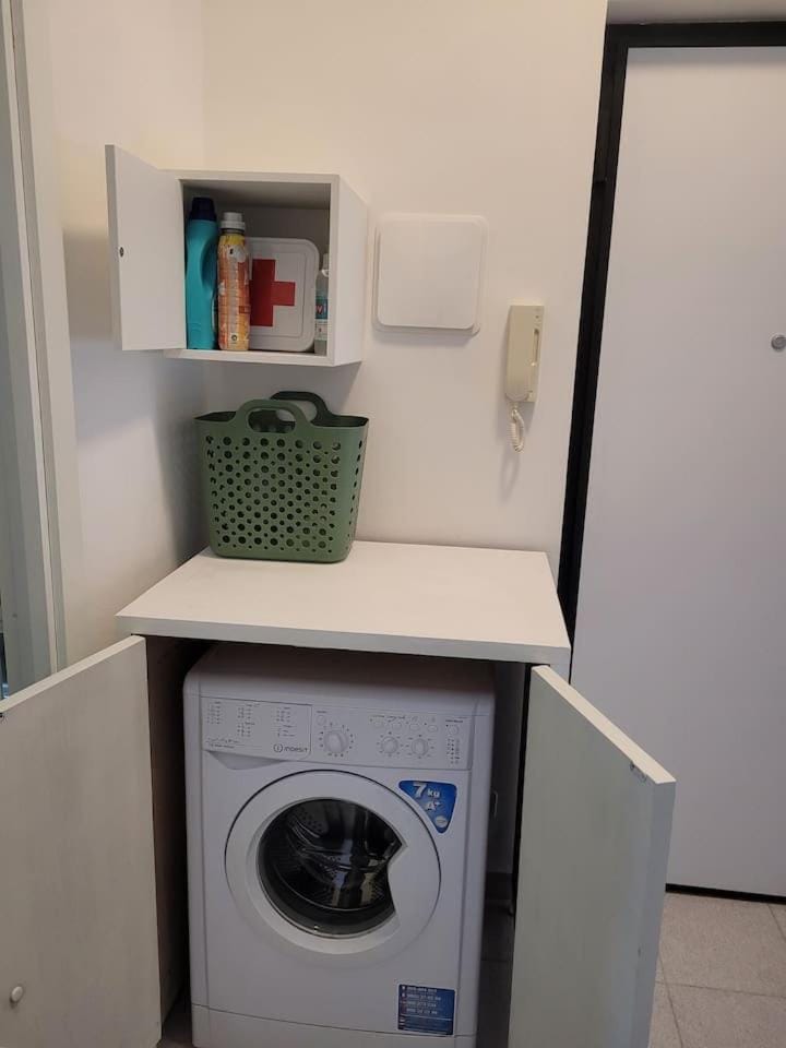 Facade/entrance, washing machine