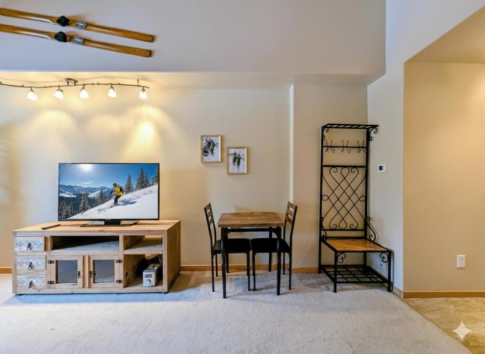 Skiing, TV and multimedia, Living room, Seating area, Dining area, furniture
